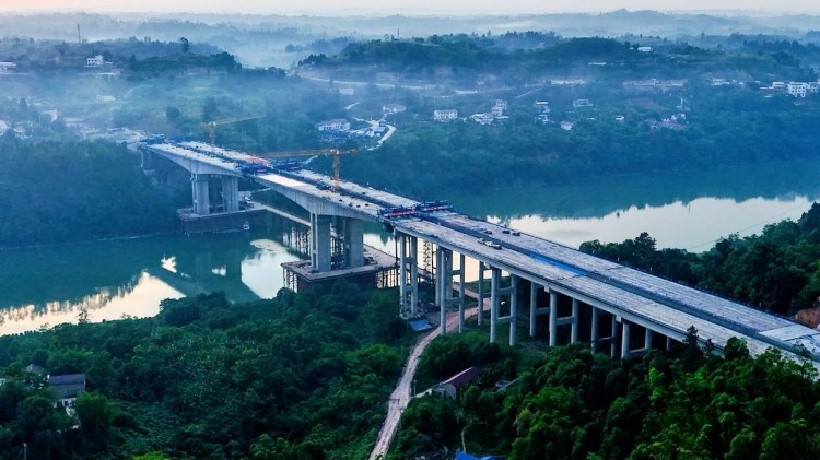 川渝再添新动脉！铜资高速杨柳滩沱江特大桥顺利合龙